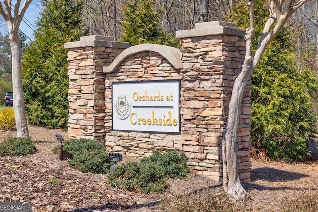 view of community / neighborhood sign