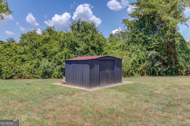 view of yard featuring a storage shed and an outdoor structure