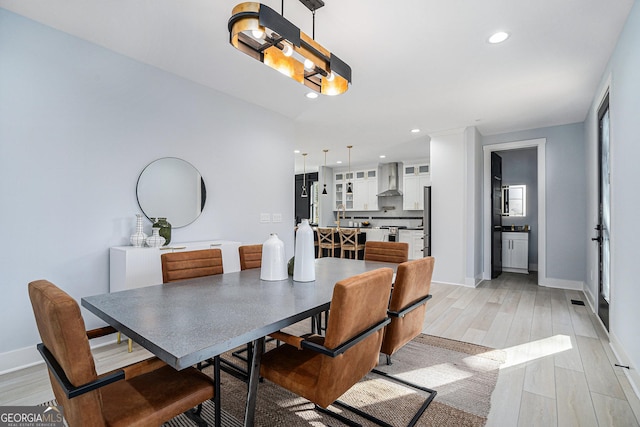 dining space featuring recessed lighting, light wood-type flooring, and baseboards