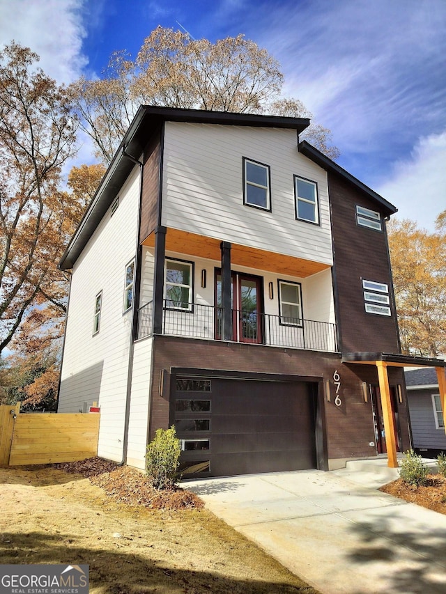 view of front facade with a garage and driveway