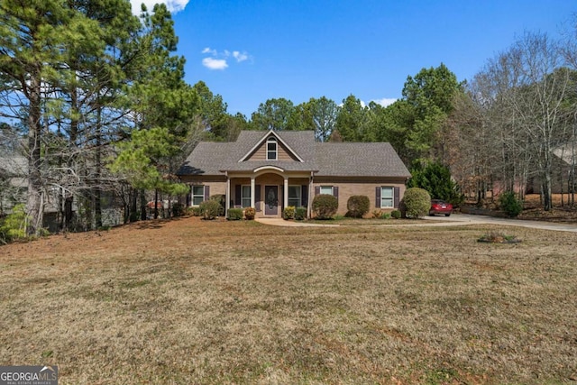 craftsman inspired home featuring a front lawn