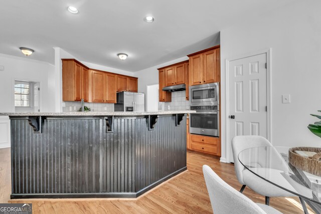 dining area featuring recessed lighting, a notable chandelier, baseboards, and light wood-style floors