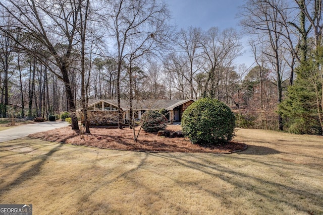 view of front facade featuring driveway and a front yard