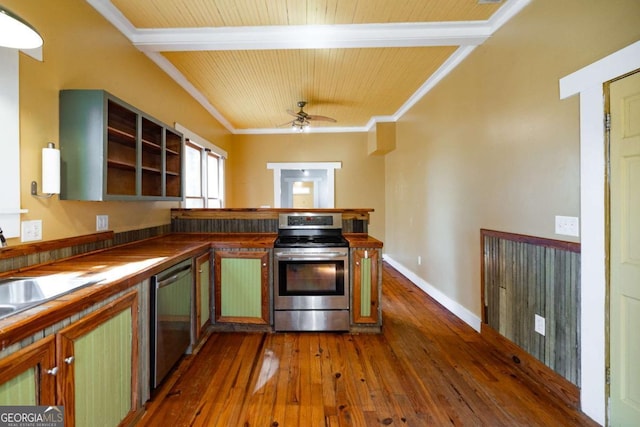 kitchen featuring a sink, stainless steel appliances, crown molding, baseboards, and dark wood-style flooring