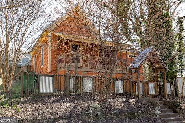 view of front of house featuring a fenced front yard