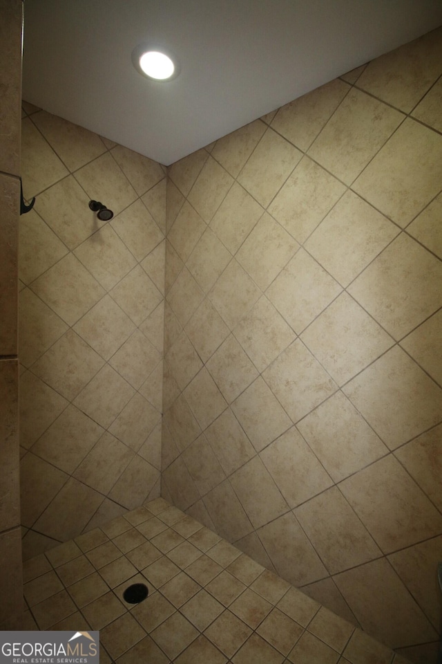 interior details with a tile shower