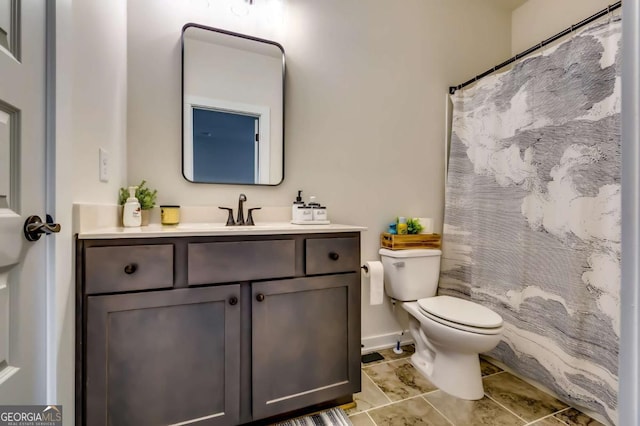 full bathroom featuring a shower with curtain, toilet, and vanity