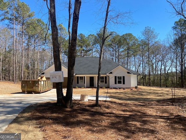 view of front facade featuring driveway