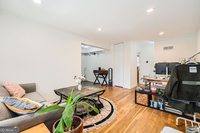 living area featuring visible vents, recessed lighting, crown molding, light wood finished floors, and baseboards