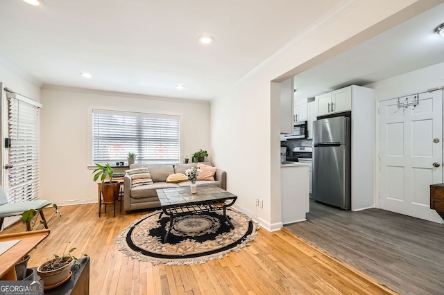 living room featuring crown molding, recessed lighting, light wood-style floors, and baseboards