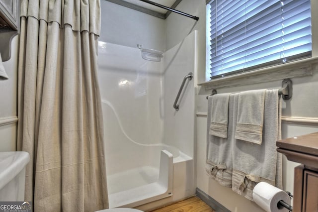 full bathroom featuring curtained shower and toilet