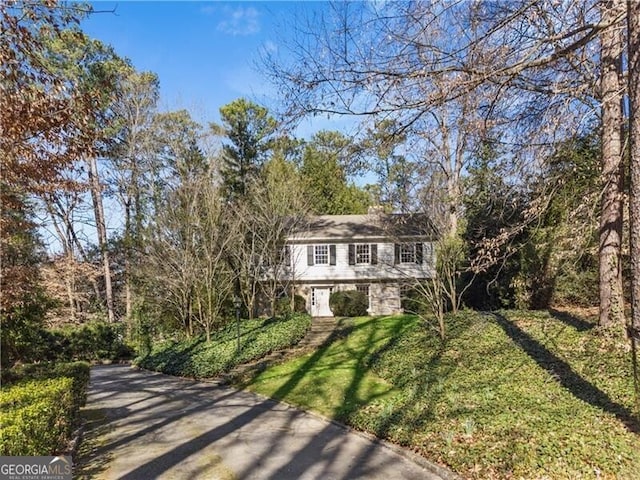 view of front of home with a front lawn