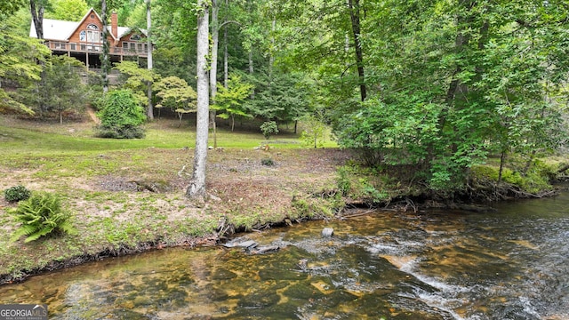 view of yard with a forest view