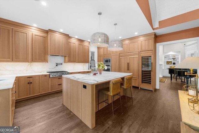 kitchen featuring a sink, a breakfast bar area, dark wood-style flooring, and stainless steel appliances