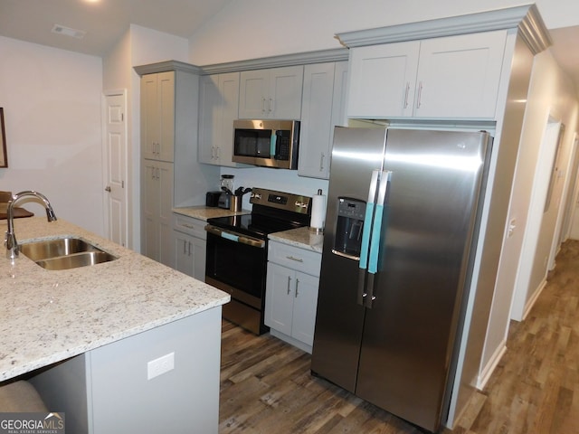 kitchen with visible vents, gray cabinets, dark wood-style floors, stainless steel appliances, and a sink