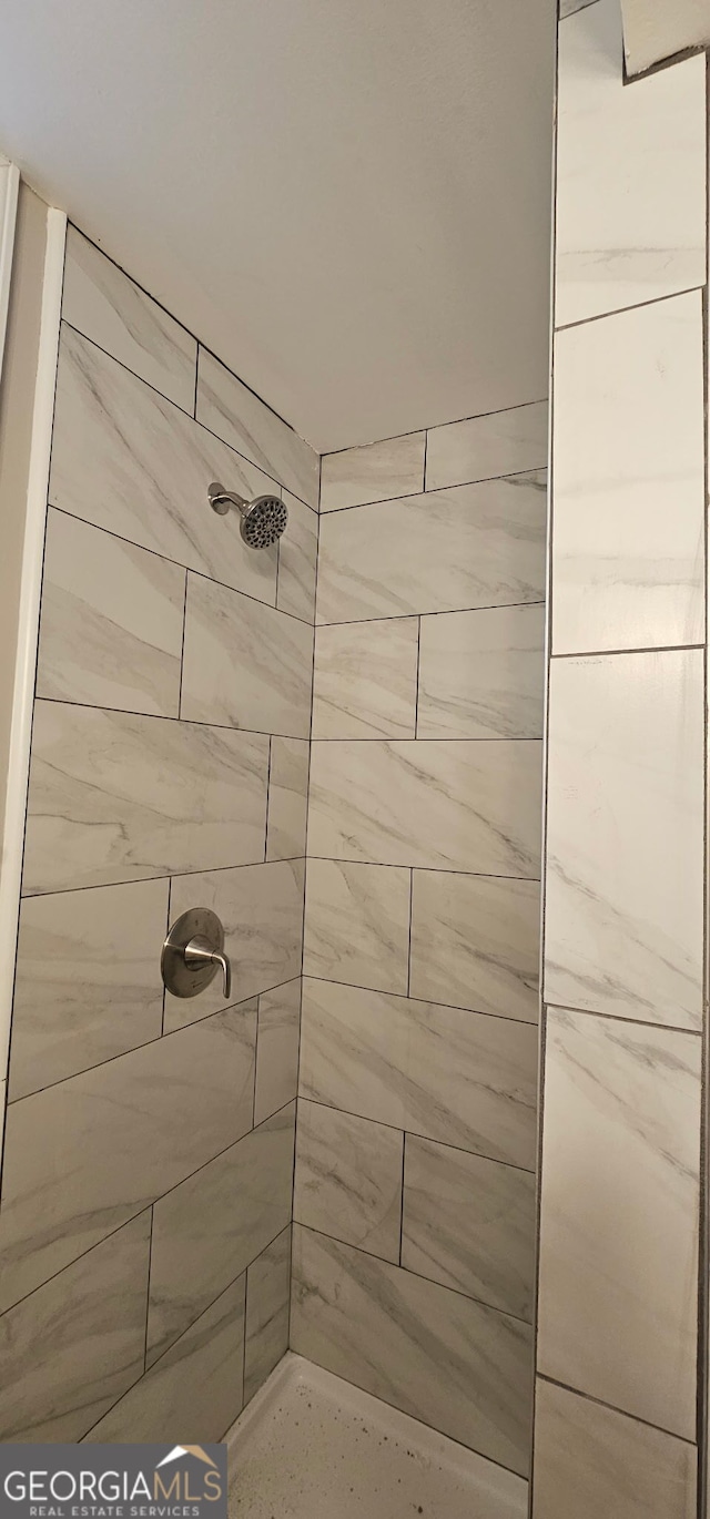 bathroom featuring a tile shower