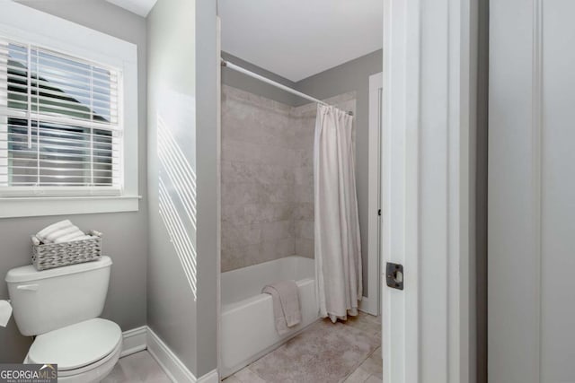 full bath with shower / bathtub combination with curtain, baseboards, toilet, and tile patterned flooring