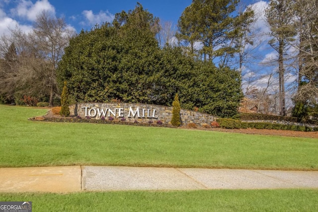 community sign with a yard