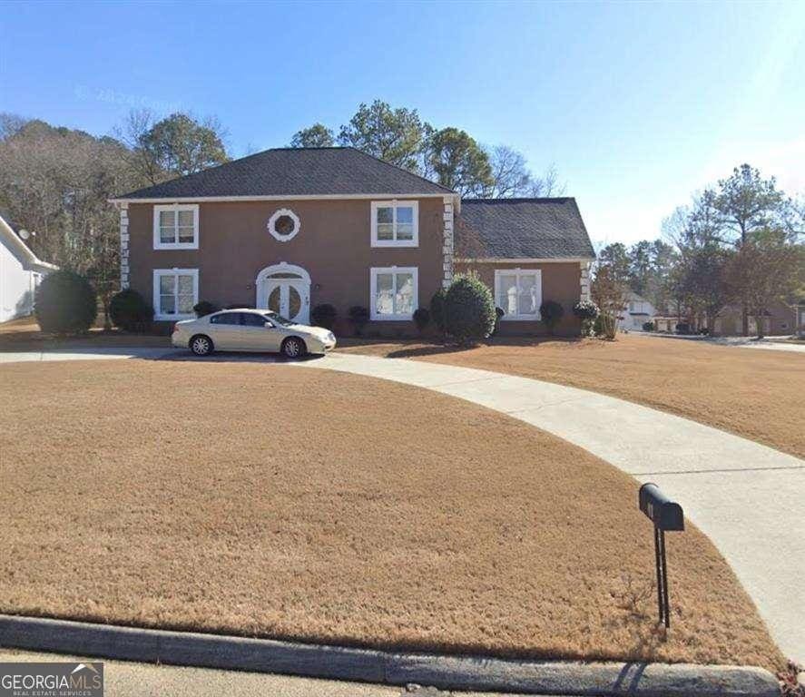 view of front of house with a front lawn