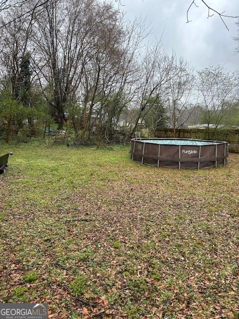 view of yard featuring an empty pool