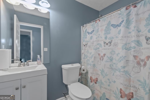 full bath featuring vanity, a shower with shower curtain, and toilet