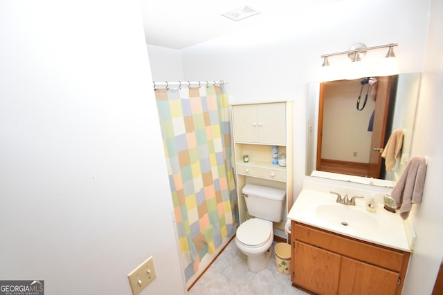 full bath with vanity, curtained shower, toilet, and visible vents