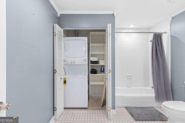 bathroom with ornamental molding, shower / bath combo with shower curtain, stacked washer / drying machine, a closet, and toilet