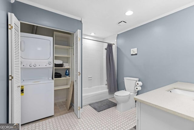 bathroom featuring visible vents, shower / tub combo, crown molding, stacked washer / dryer, and toilet