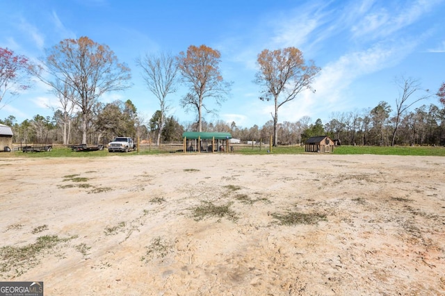 view of yard featuring an outbuilding