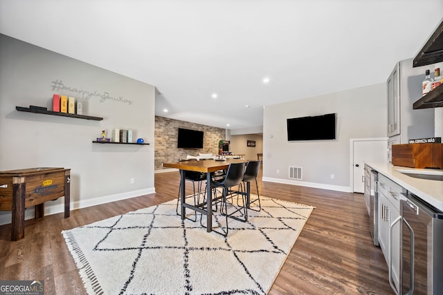 dining room with dark wood-type flooring, recessed lighting, visible vents, and baseboards