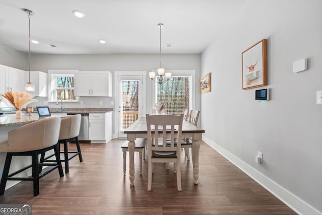 dining room featuring an inviting chandelier, recessed lighting, baseboards, and dark wood-type flooring