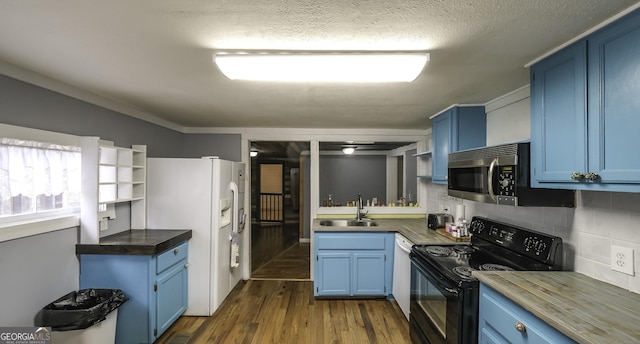 kitchen featuring a sink, open shelves, blue cabinets, and black range with electric cooktop