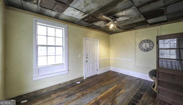 entryway featuring a ceiling fan and dark wood-style flooring