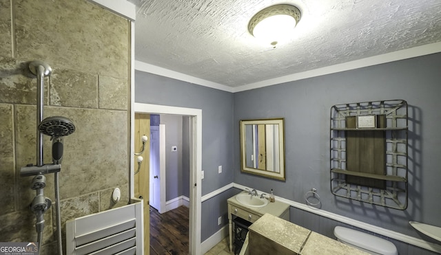 full bathroom featuring a sink, baseboards, a textured ceiling, and wood finished floors