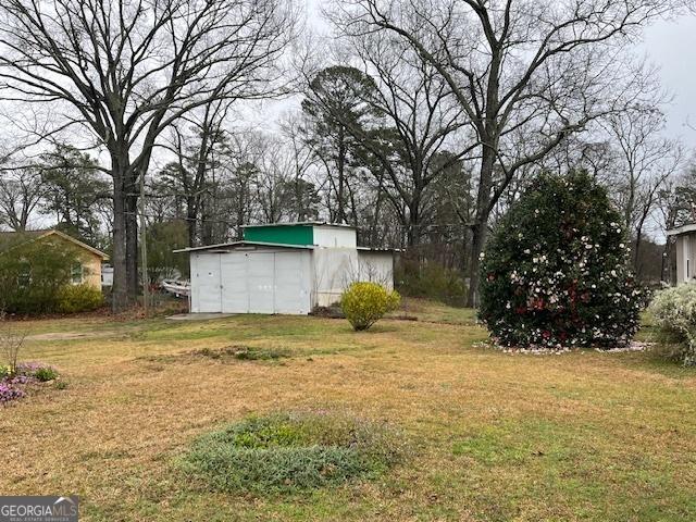 view of yard with an outdoor structure