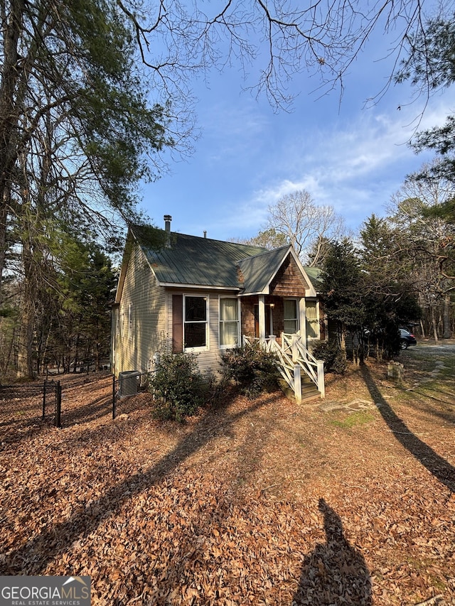 view of front of property featuring metal roof