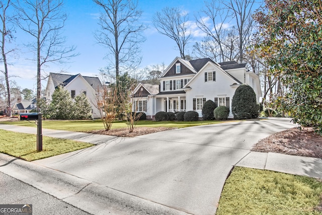 view of front of property with a front yard