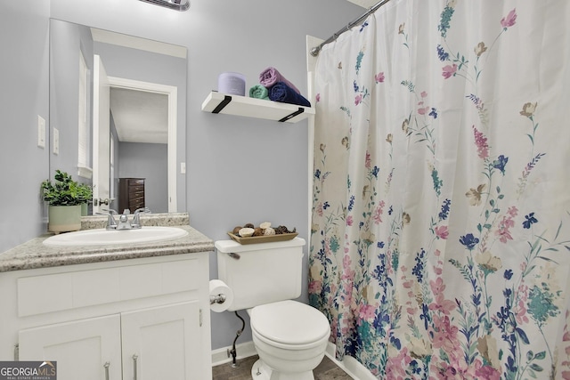 full bath with vanity, toilet, a shower with curtain, and baseboards