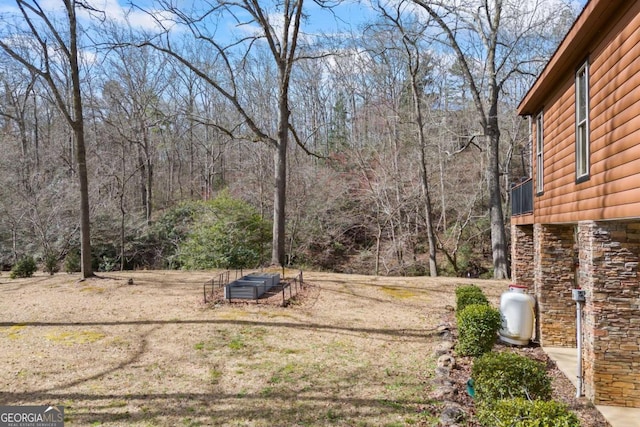 view of yard featuring a forest view