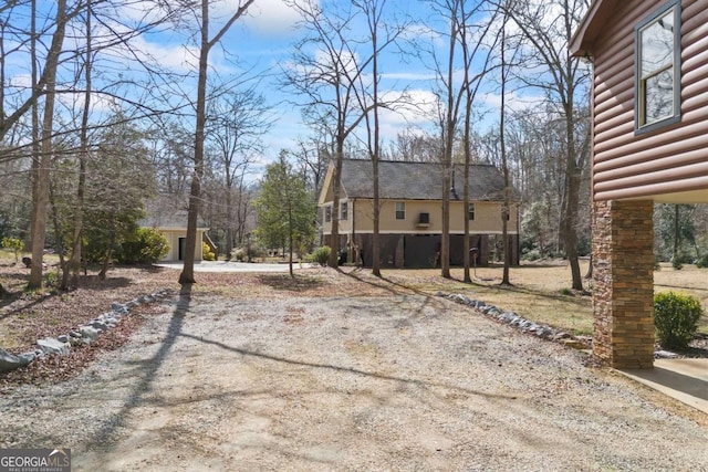 view of yard featuring driveway