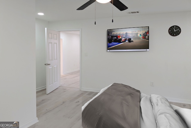 bedroom featuring a ceiling fan, wood finished floors, visible vents, baseboards, and recessed lighting