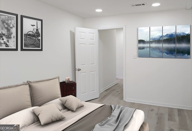 bedroom with recessed lighting, light wood-style floors, visible vents, and baseboards