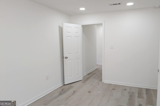 spare room featuring recessed lighting, light wood-style floors, visible vents, and baseboards