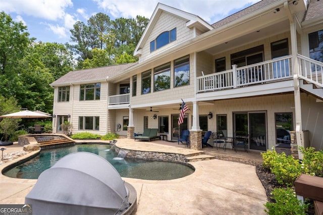 outdoor pool featuring a patio, an in ground hot tub, and ceiling fan