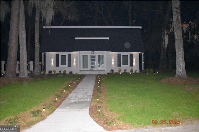 view of front of property featuring a front yard