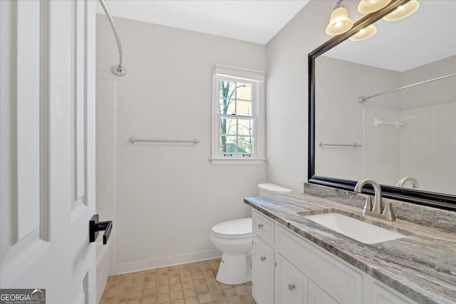 full bathroom featuring vanity, toilet, a shower, and baseboards