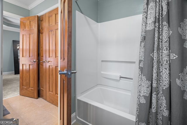 bathroom with tile patterned flooring, shower / tub combo with curtain, crown molding, and baseboards