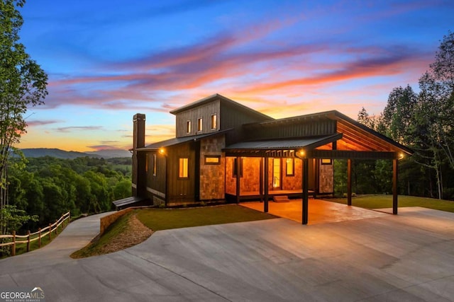 view of front of home featuring a carport and driveway