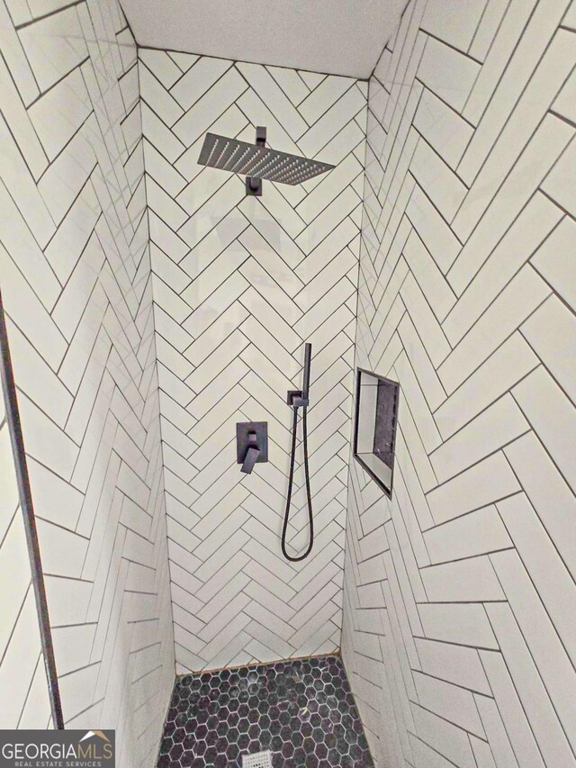 bathroom featuring tiled shower