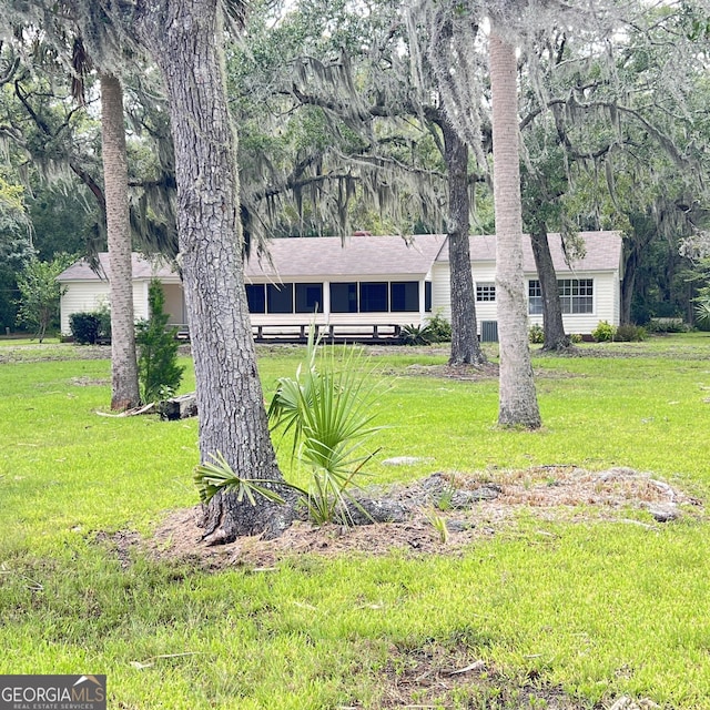 view of front of house with a front lawn